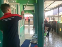 Alfamidi Palu Bersihkan Masjid Sambut Ramadan