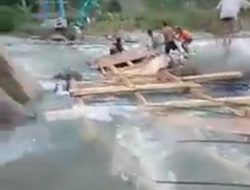 Jembatan Gantung di Omu Ambruk, Sejumlah Warga Jatuh ke Sungai