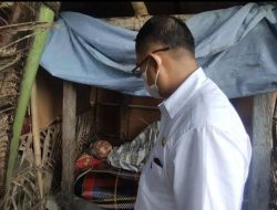 Nenek Tinggal di Gubuk Disambangi Wabup, Segera Dibangunkan Rumah