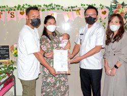 Bupati Delis Serahkan Akta Kelahiran Putri Danki Brimob di RSUD Kolonodale