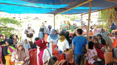 Relawan Wahyu Hidayat Berbagi Sembako di Ganda-Ganda