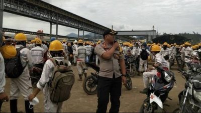 Kondisi Kondusif, Pekerja TKA dan TKI PT GNI Terlihat Harmonis Dalam Beraktivitas