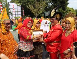 Peringati HAB, Sejumlah ASN Kemenag Sulteng Terima Penghargaan