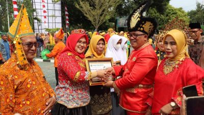 Peringati HAB, Sejumlah ASN Kemenag Sulteng Terima Penghargaan