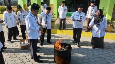 Disaksikan Pihak Kepolisian, Kemenag Palu Musnahkan Ribuan Buku Nikah Expired