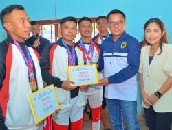 Bupati Delis Serahkan Bonus Untuk Atlit Morut Peraih Medali Di Porprov Ix Di Banggai