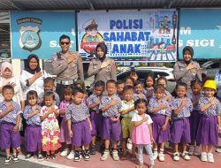 Anak Usia Dini Diajar Tertib Berlalu Lintas