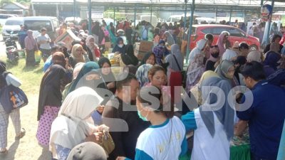 Warga Rela Antrean Beli Beras di Pasar Murah