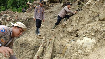 Bersihkan Longsor