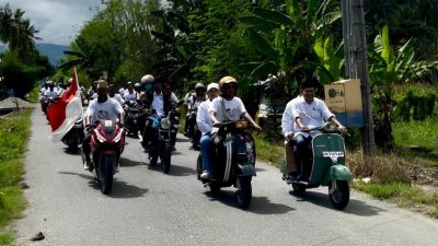 Pasangan dr. Nirwansyah dan Hesty Naik Vespa Saat Mendaftar ke KPU