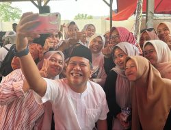 Emak-Emak Tablig Akbar Antusias Swafoto Bersama Cabup dr. Nirwansyah Parampasi