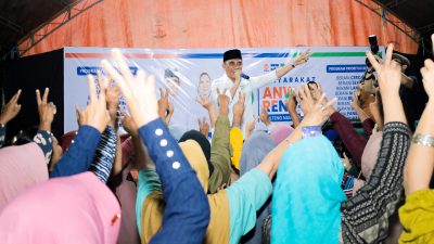 Warga Tomini Rela Turun Gunung Demi Bertemu Anwar Hafid