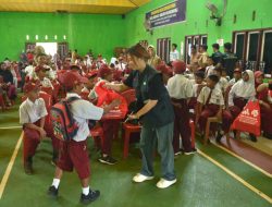 PT GNI dan PT SEI Bagikan Ratusan Pasang Sepatu kepada Siswa SD di Morut