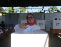Herny Agus bersama Keluarga Gunakan Hak Suara di TPS 14 Pasangkayu