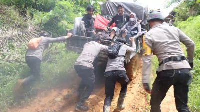 Kapolres Pasangkayu Kawal Langsung Distribusi Logistik Pilkada ke Wilayah Pedalaman