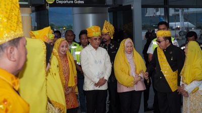 Tiba di Palu, Anwar Hafid dan Reny Lamadjido Disambut Adat dan Langsung Ziarah Makam Guru Tua