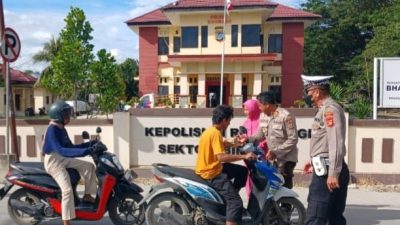 Polsek Biromaru dan Bhayangkari Bagikan Takjil Gratis untuk Pengendara