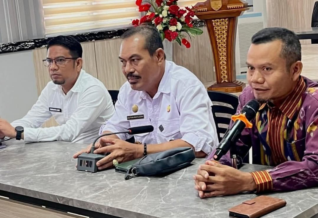 Wakil Ketua I DPRD Kabupaten Sigi, Ilham, S.Hut (kanan) koordinasi ke Pemerintah Kabupaten Tojo Una-Una terkait mekanisme pembayaran TPP bagi PPL.