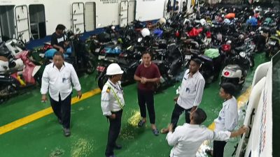 Lonjakan Pemudik di Pelabuhan Kolonodale, Tenda Ruang Tunggu Ambruk Diterpa Angin Kencang