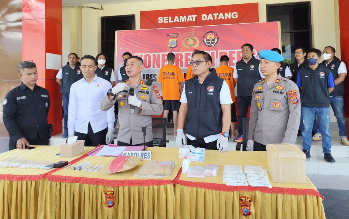 Kapolres Sigi, AKBP Kari Amsah Ritonga bersama jajaran Satresnarkoba Polres Sigi memberikan keterangan pers terkait pengungkapan kasus peredaran narkotika jenis baru berupa tembakau sintetis dalam konferensi pers yang digelar di Mapolres Sigi.