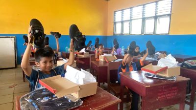 Peduli Pendidikan, PT GNI Bagikan Ratusan Sepatu dan Tas Sekolah