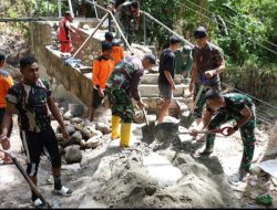 Personel Kodim 1306/KP Renovasi Jembatan Gantung di Parigi Moutong