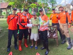 Relawan PKS Bersihkan Rumah Daeng Pasisi, Pria 81 Tahun di Wani