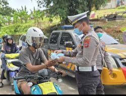 Kasus ISPA Meningkat, Polres Morowali Utara Bagikan Masker Gratis untuk Warga
