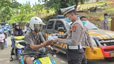 Kasus ISPA Meningkat, Polres Morowali Utara Bagikan Masker Gratis untuk Warga