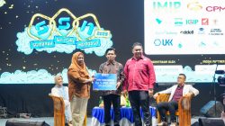 Guru Viral Perbaiki Pintu Kelas, Najib Nadir Diganjar Apresiasi di HUT ke-62 Sulteng