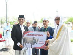 Gubernur Anwar Hafid Serahkan 127 Hewan Kurban, Semangat Berbagi Warnai Idul Adha di Sulteng