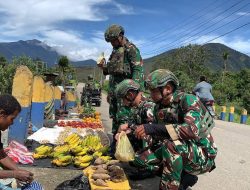 Satgas Yonif 711/Raksatama Borong Hasil Kebun Warga, Logistik Aman Ekonomi Rakyat Berputar