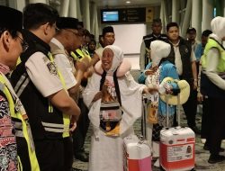 1.072 Jemaah dan Petugas Haji Sulteng Diberangkatkan ke Arab Saudi, Enam Jemaah Tertunda
