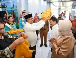 Gubernur Anwar Hafid Sambut Kedatangan Kajati Sulteng Zullikar Tanjung di Bandara Mutiara SIS Al-Jufri