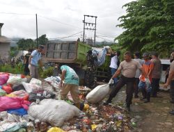 Polres Morowali Utara Turun Tangan Atasi Krisis Sampah Pasar Ponteoa, Puluhan Ton Sampah Dibersihkan