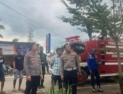 Rumah Warga Terbakar, Kapolres Morowali Utara Turun Padamkan Api
