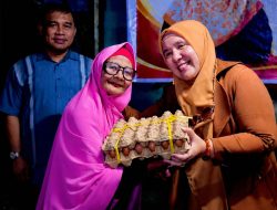 Dukung Gerakan Pangan Murah, Bunda Wiwik Bagi Paket Sembako Saat Reses