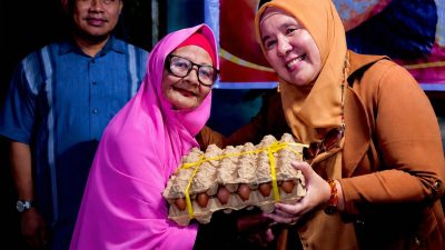 Dukung Gerakan Pangan Murah, Bunda Wiwik Bagi Paket Sembako Saat Reses