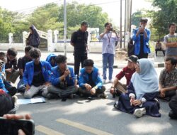 Terima Massa Aksi Sambil Lesehan di Aspal, Bunda Wiwik Jawab Semua Tuntutan Mahasiswa