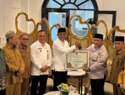 Kakanwil Kemenhaj Sulteng Beri Penghargaan kepada Gubernur Anwar Hafid